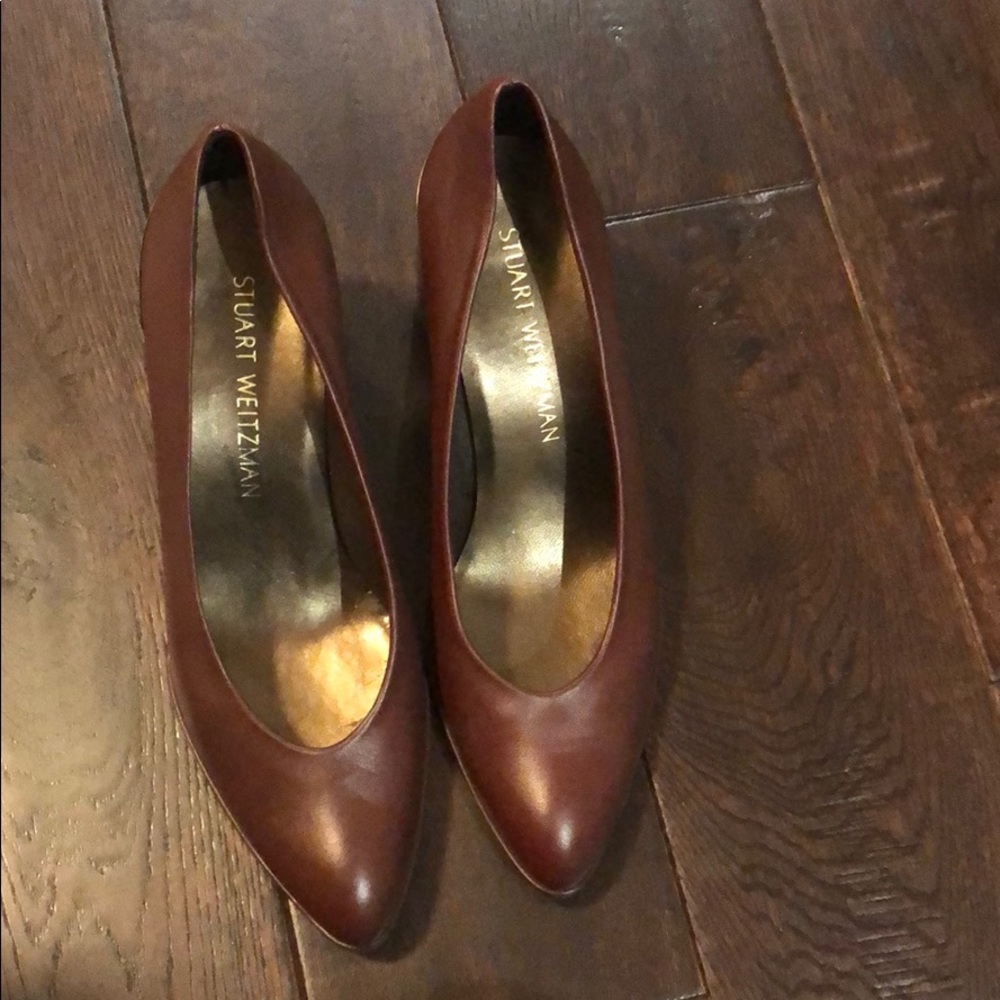 Stuart Weitzman chokeup pump.